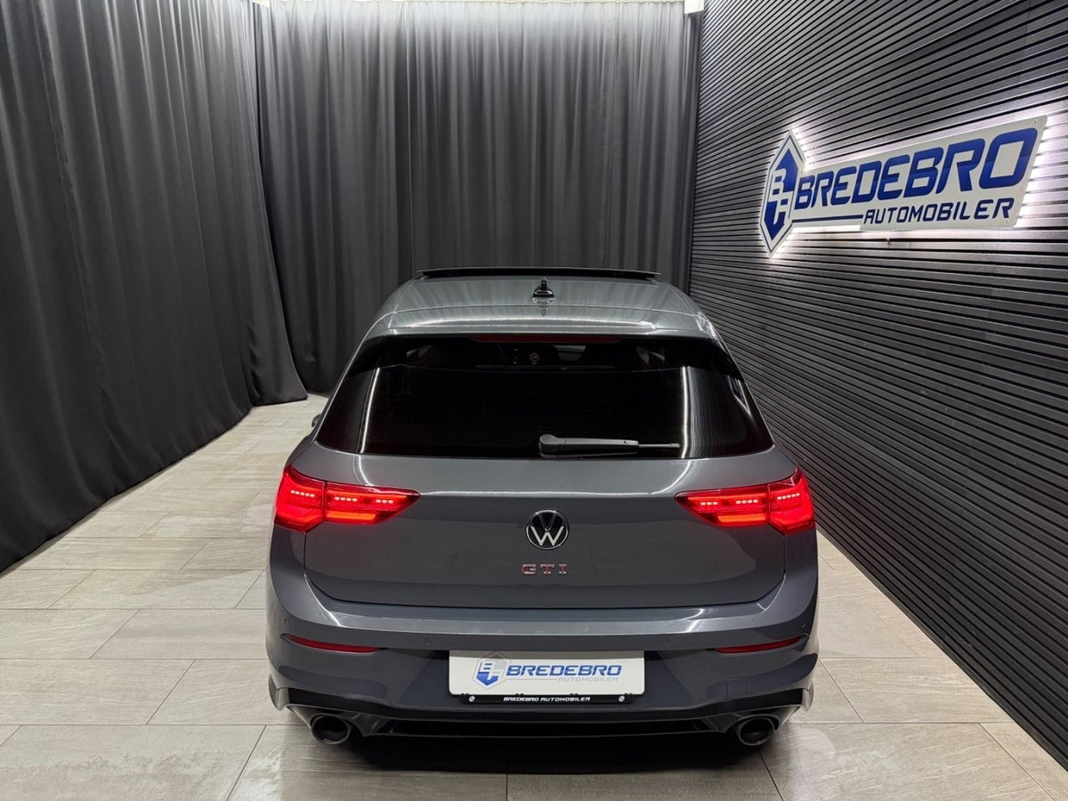 Grå VW Golf VIII fra 2021