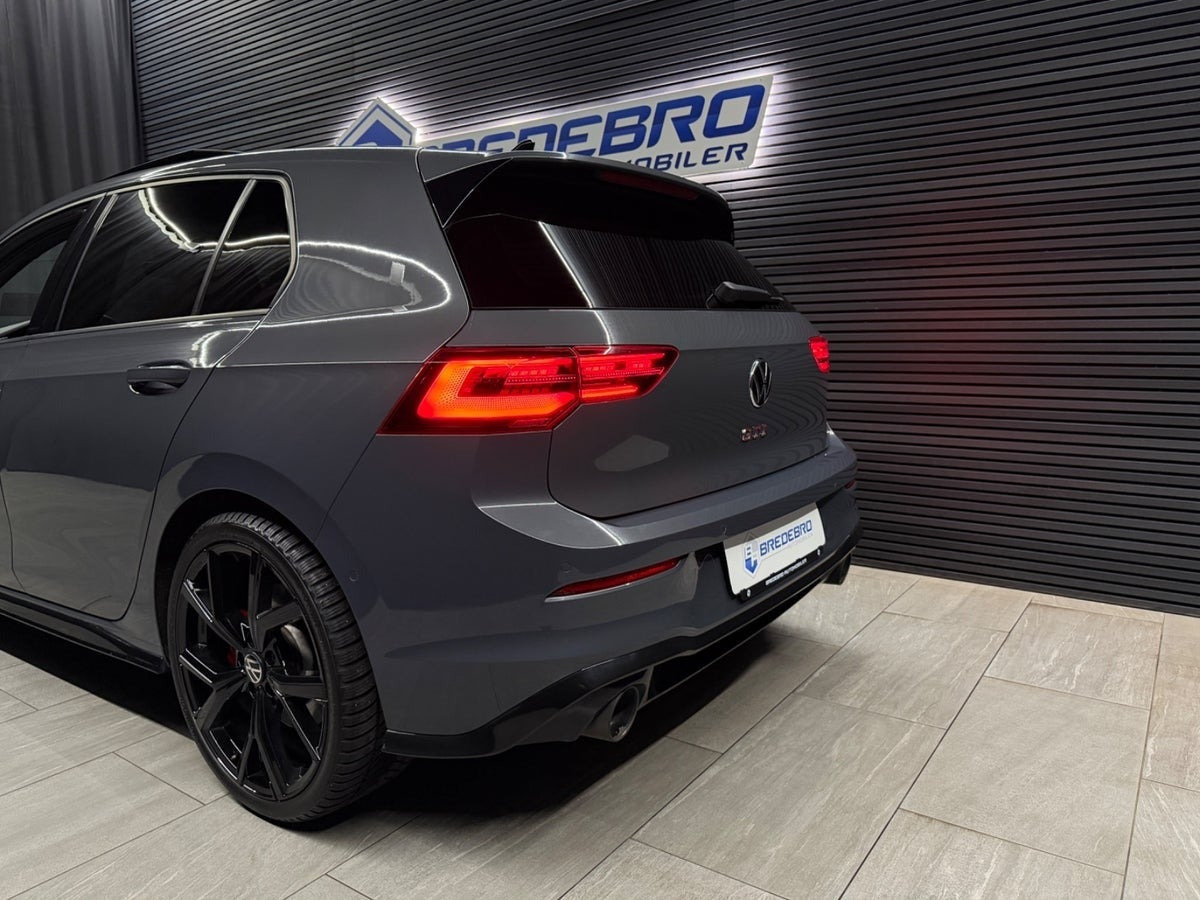 Grå VW Golf VIII fra 2021