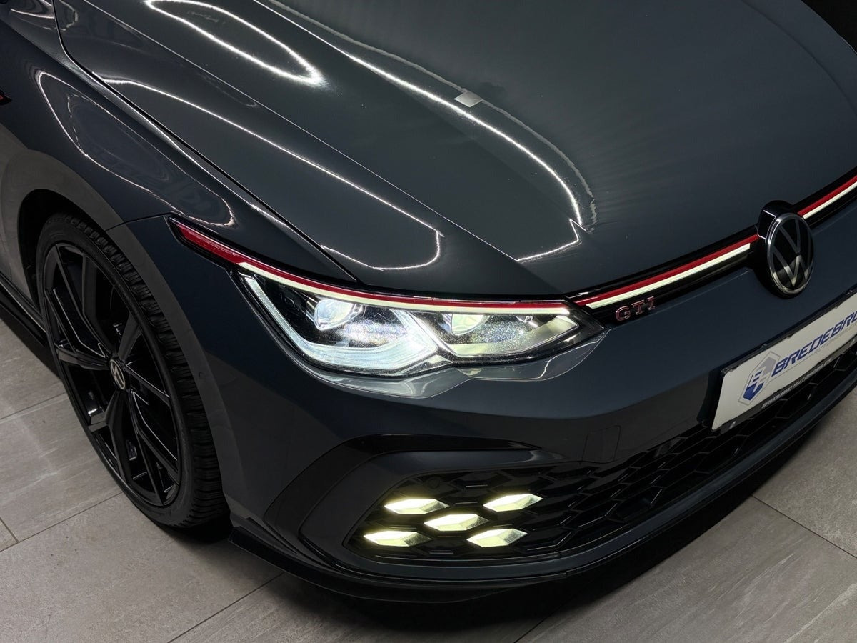 Grå VW Golf VIII fra 2021