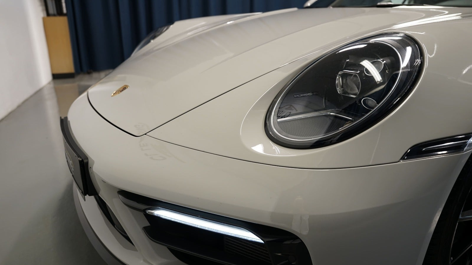 Grå Porsche 911 Carrera 4S fra 2021