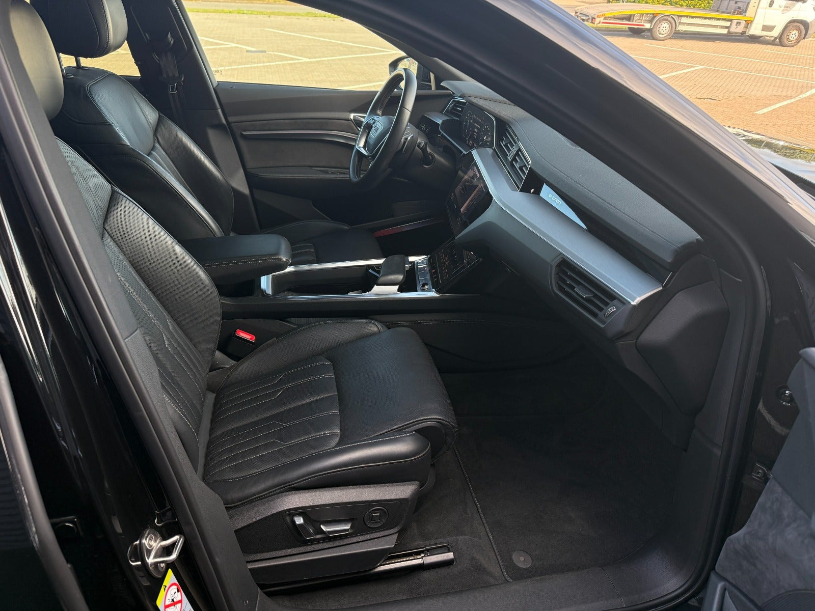 Sort Audi e-tron fra 2020