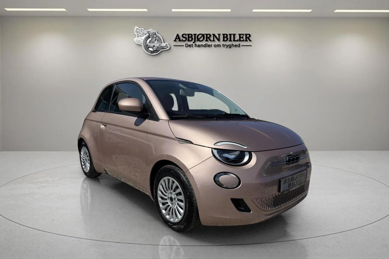 Grå Fiat 500e fra 2023