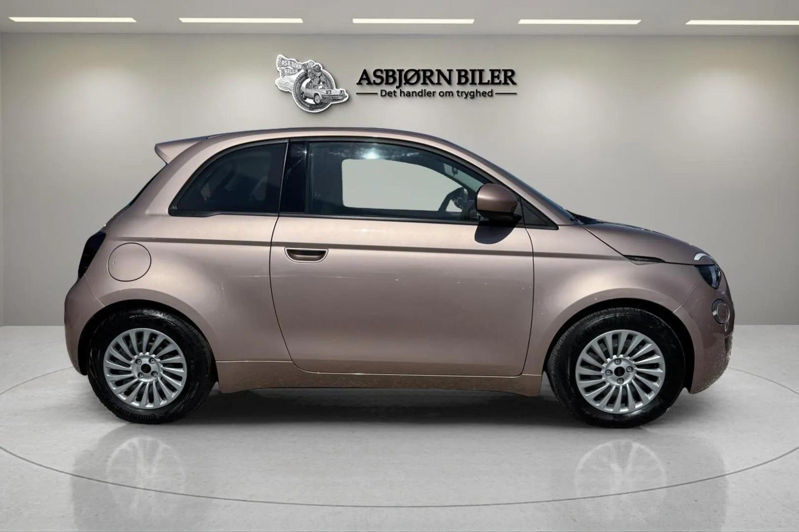 Grå Fiat 500e fra 2023