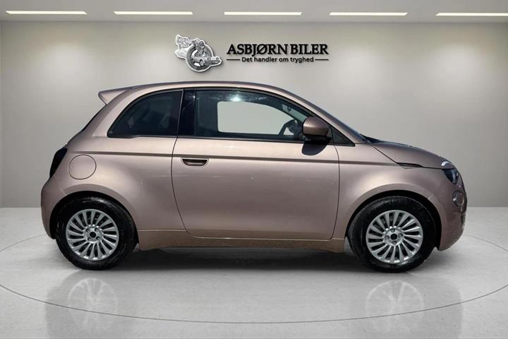 Grå Fiat 500e fra 2023