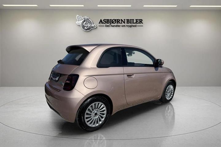 Grå Fiat 500e fra 2023