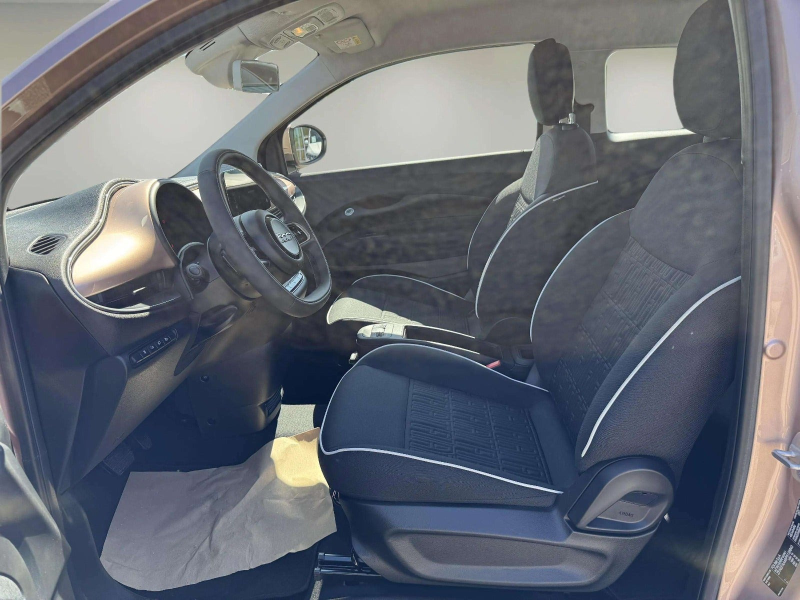 Grå Fiat 500e fra 2023
