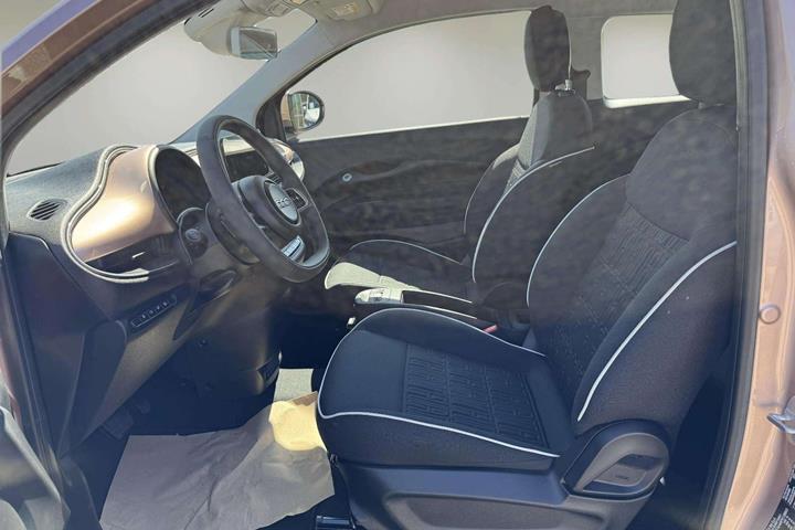 Grå Fiat 500e fra 2023