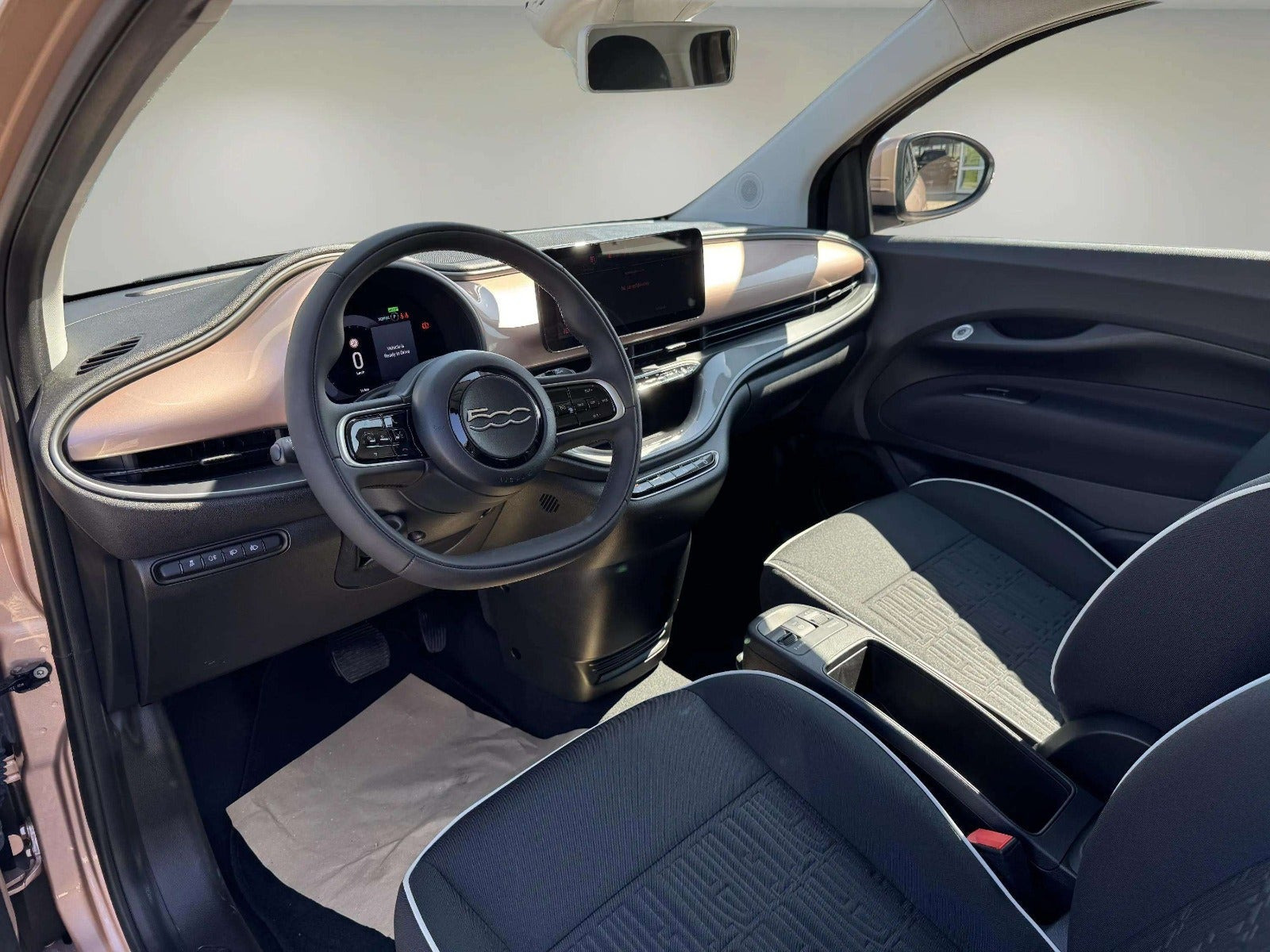 Grå Fiat 500e fra 2023