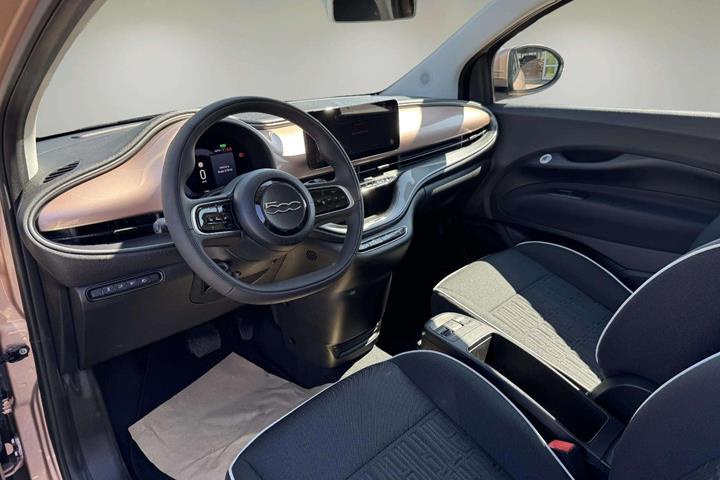 Grå Fiat 500e fra 2023