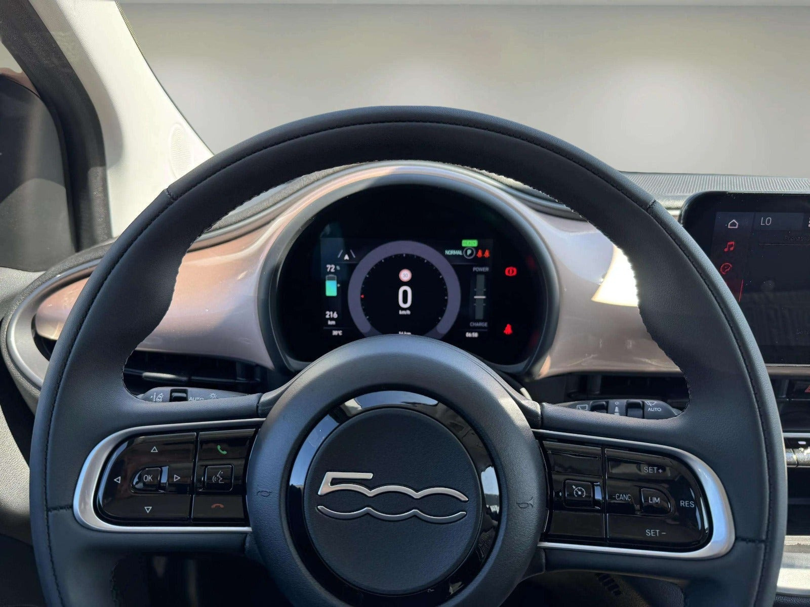 Grå Fiat 500e fra 2023