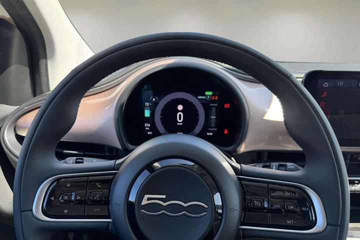 Grå Fiat 500e fra 2023