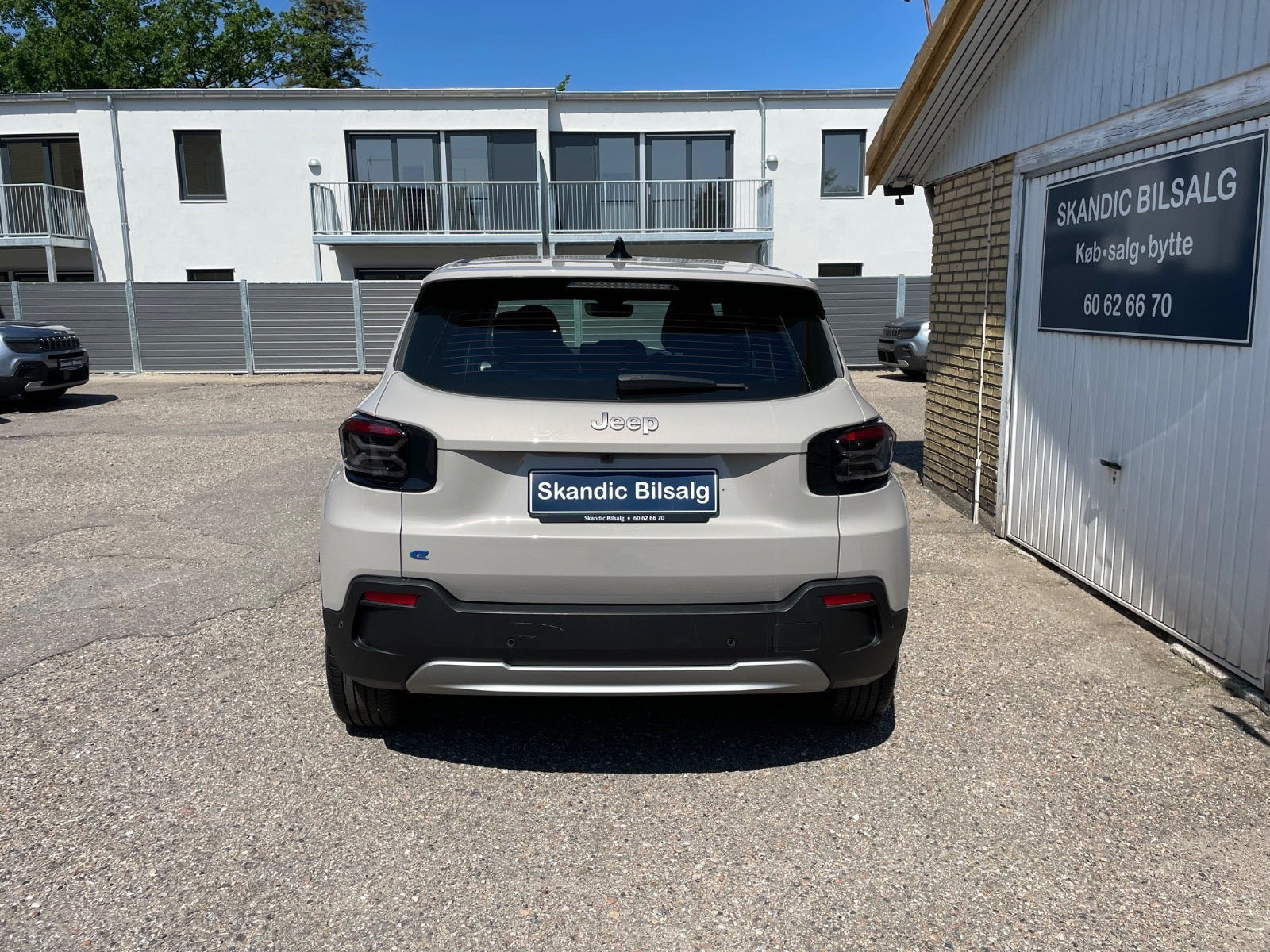 Beige Jeep Avenger fra 2025