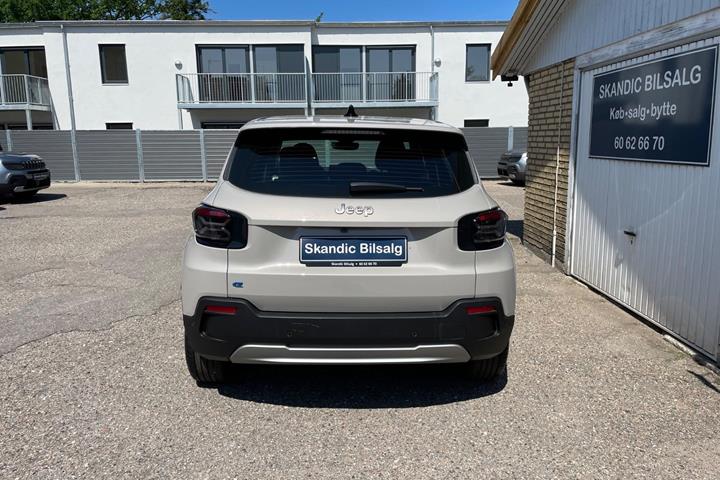 Beige Jeep Avenger fra 2025