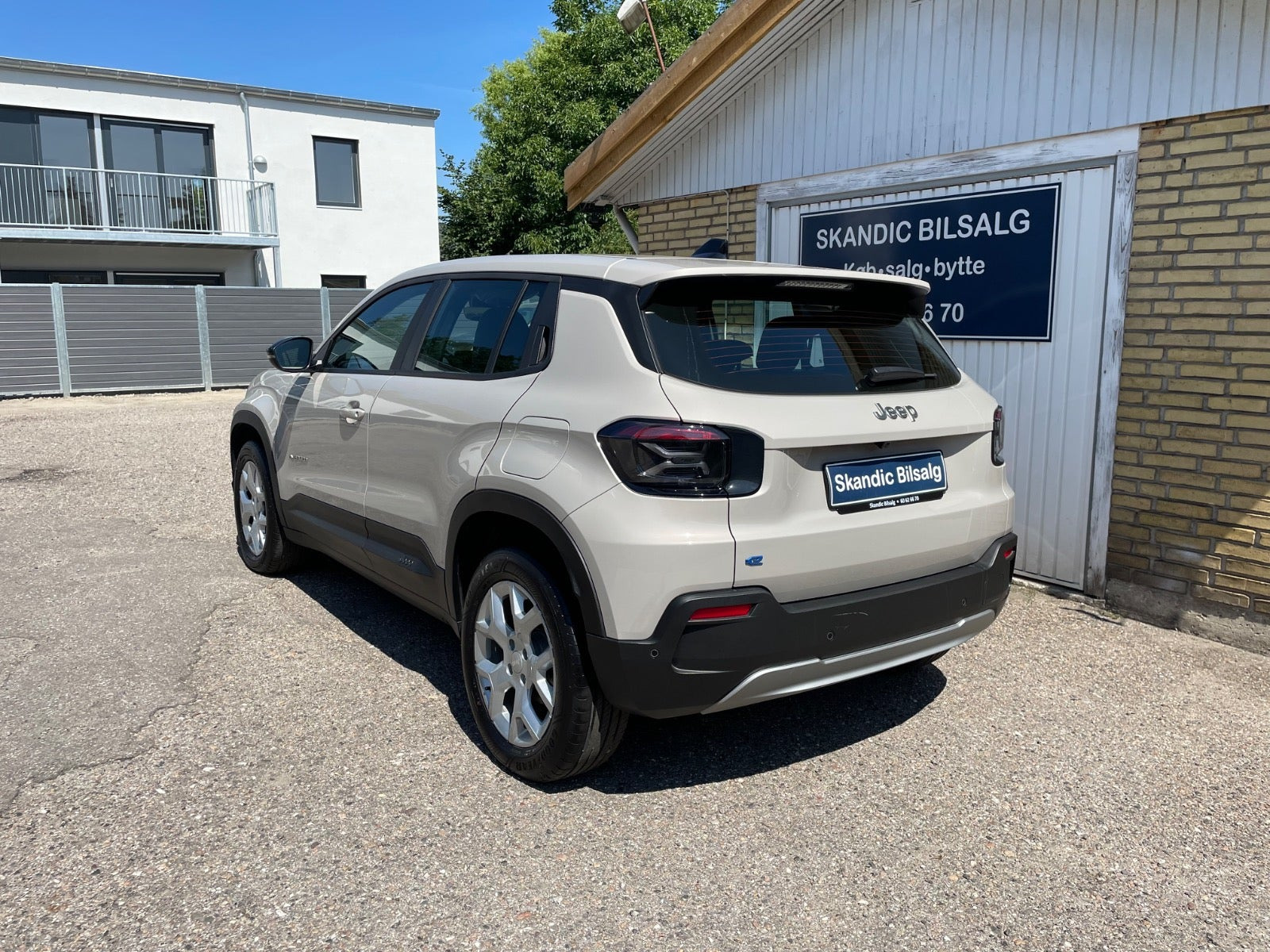Beige Jeep Avenger fra 2025