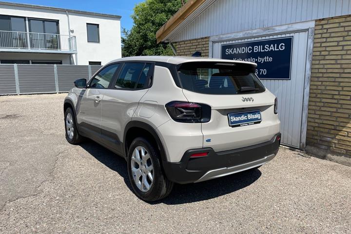 Beige Jeep Avenger fra 2025