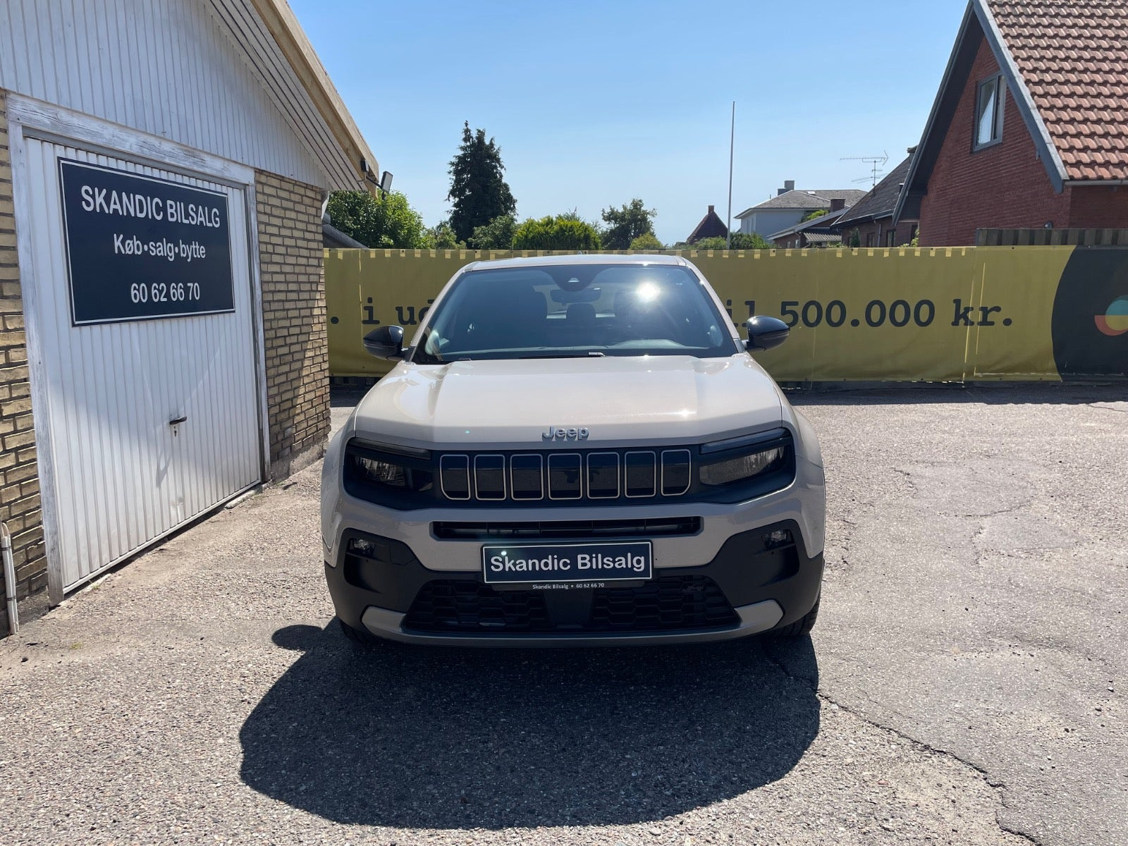 Beige Jeep Avenger fra 2025