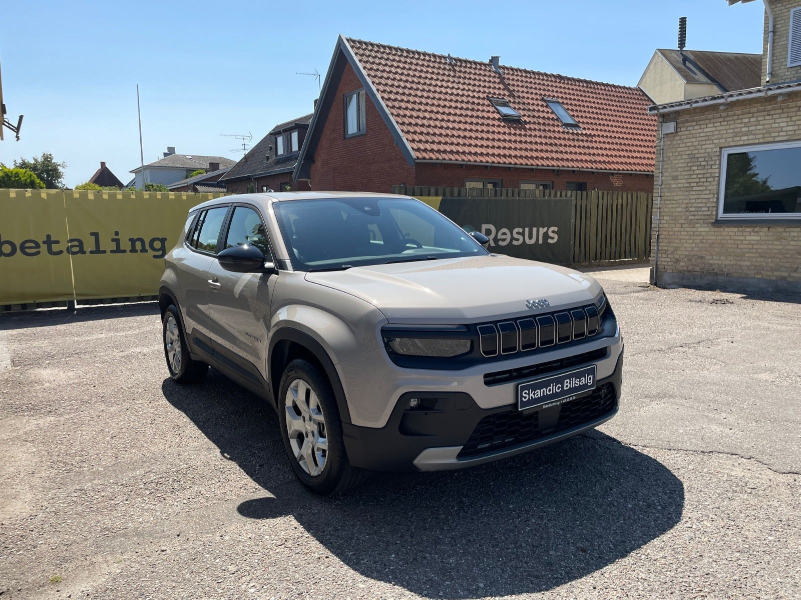 Beige Jeep Avenger fra 2025
