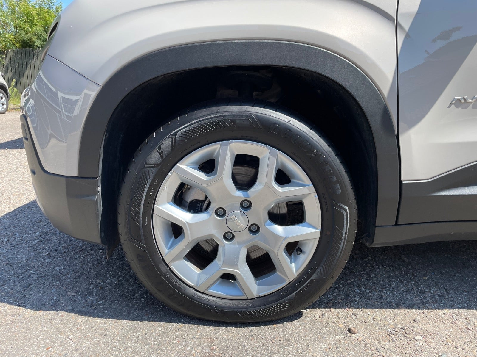 Beige Jeep Avenger fra 2025