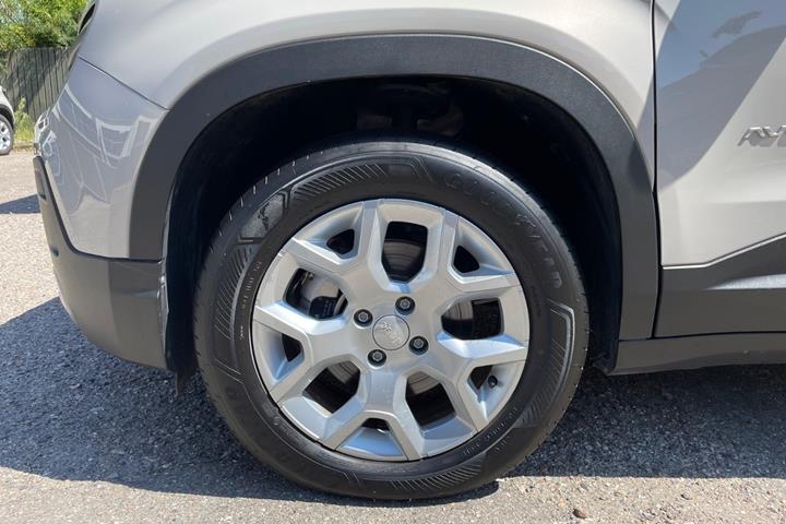 Beige Jeep Avenger fra 2025