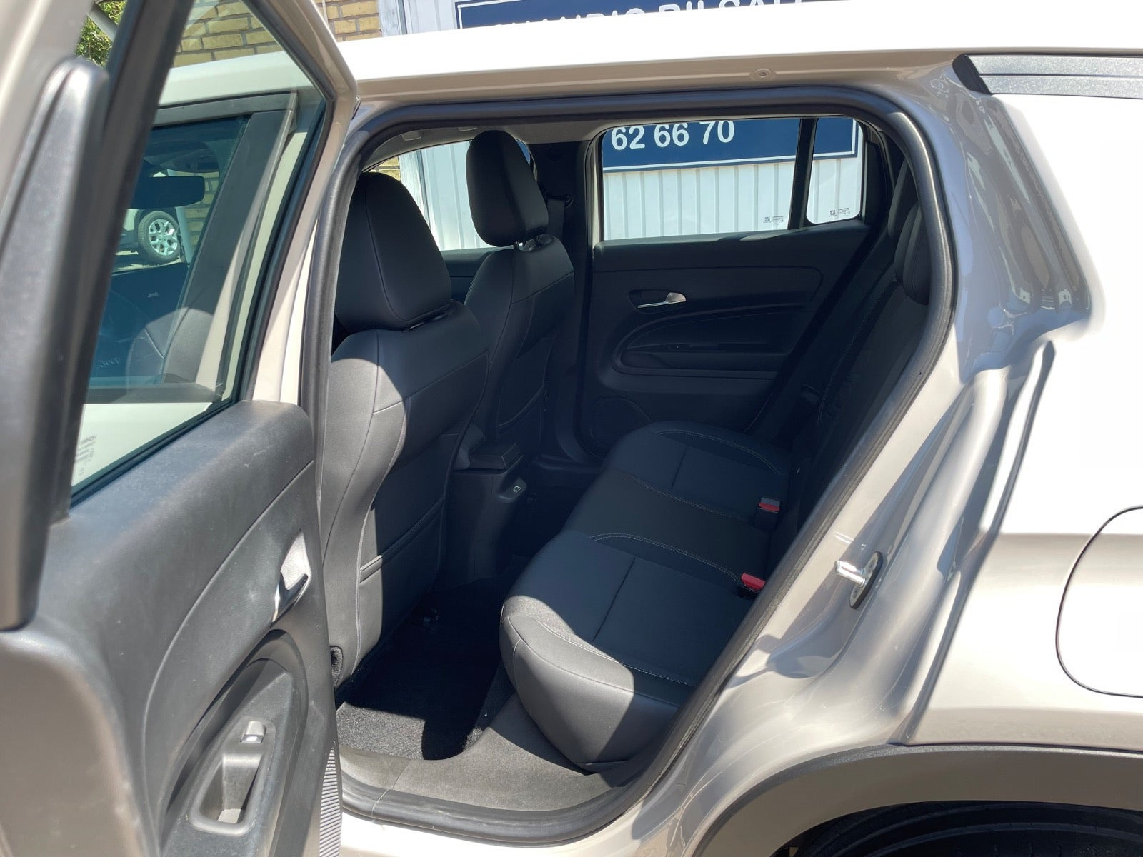 Beige Jeep Avenger fra 2025