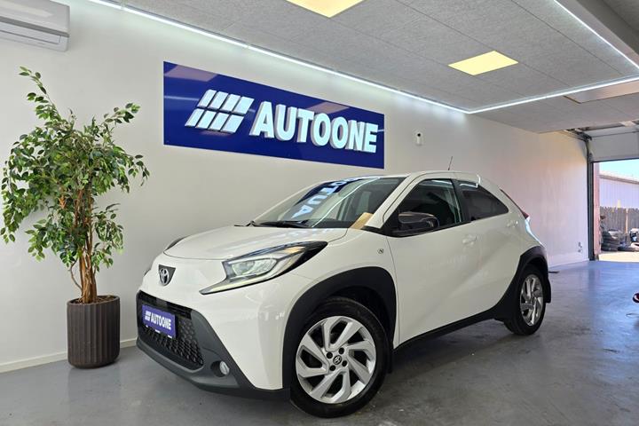 Hvid Toyota Aygo X fra 2023 set udefra