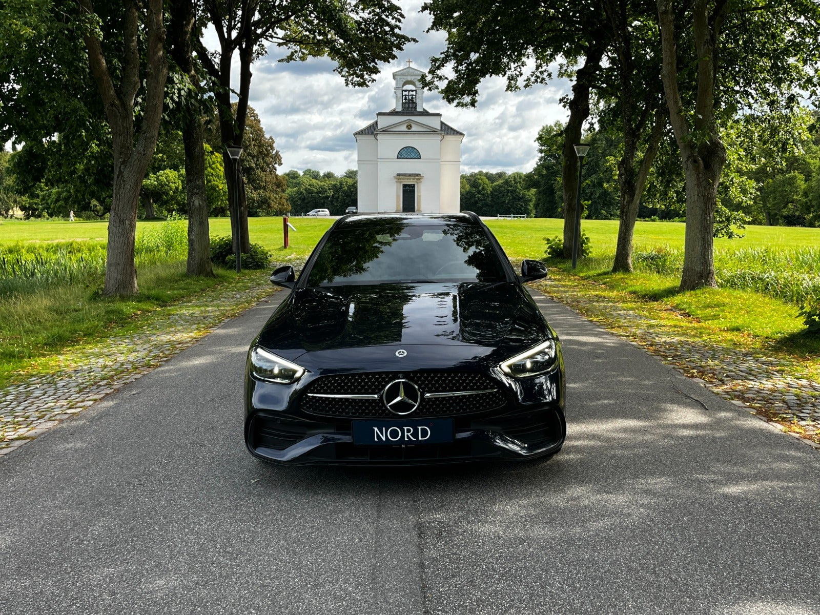 Blå Mercedes C300 e fra 2023