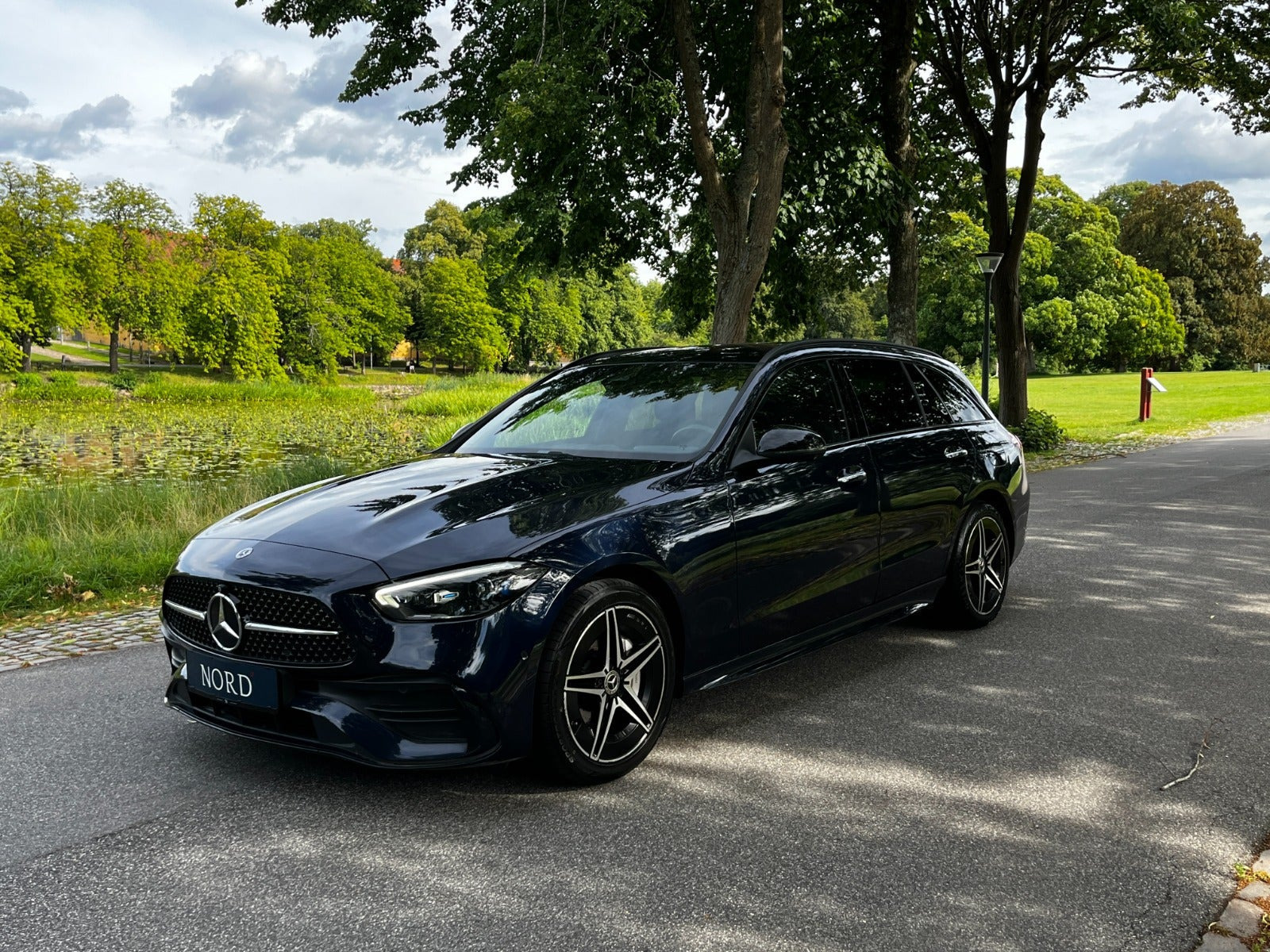 Blå Mercedes C300 e fra 2023