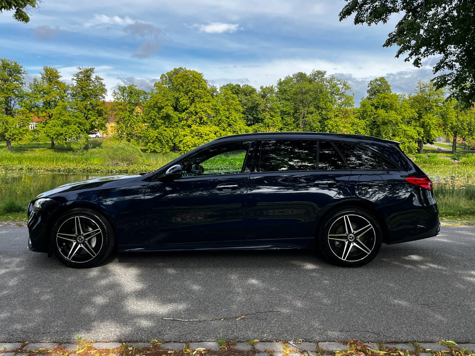 Blå Mercedes C300 e fra 2023