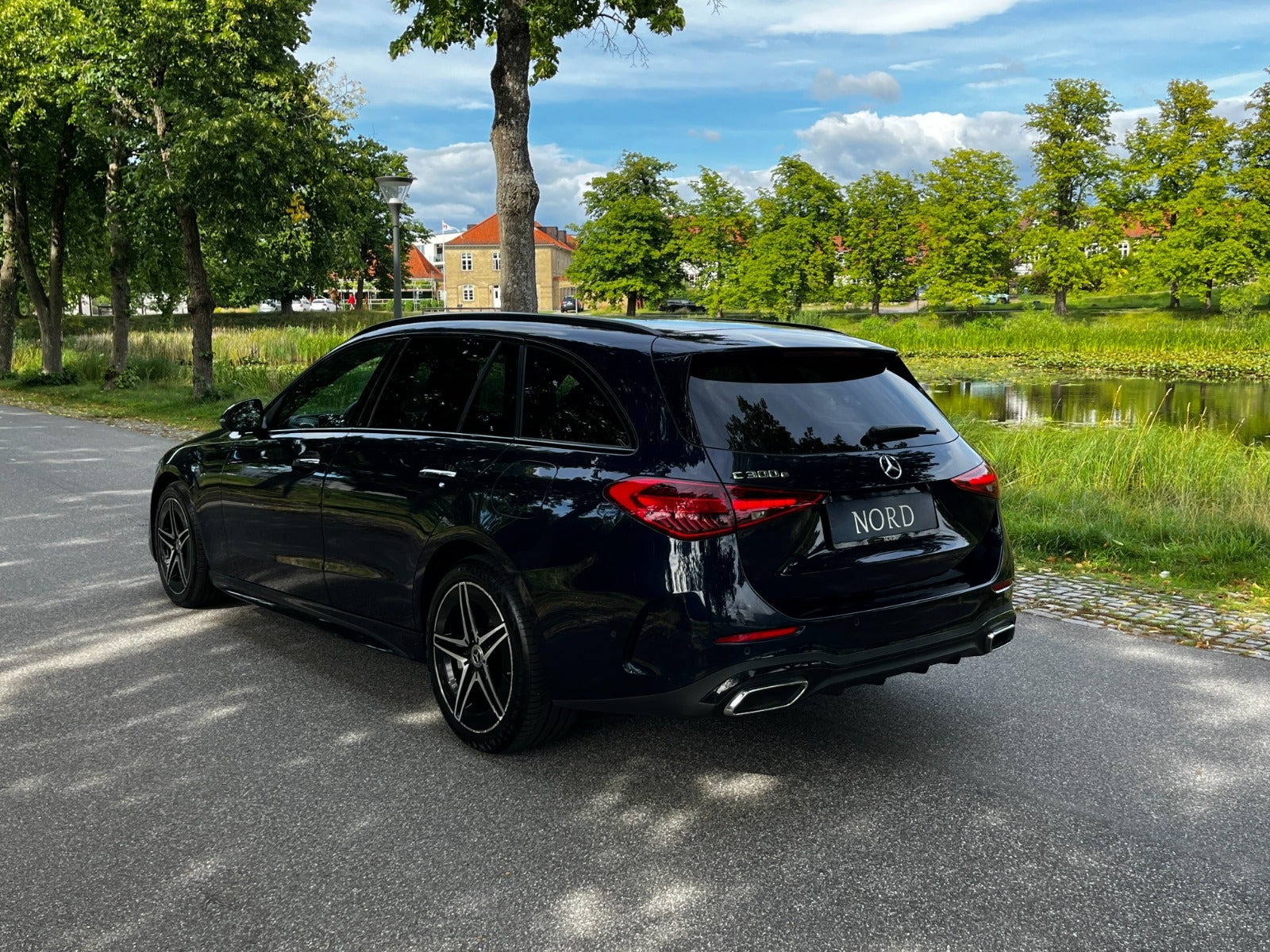 Blå Mercedes C300 e fra 2023
