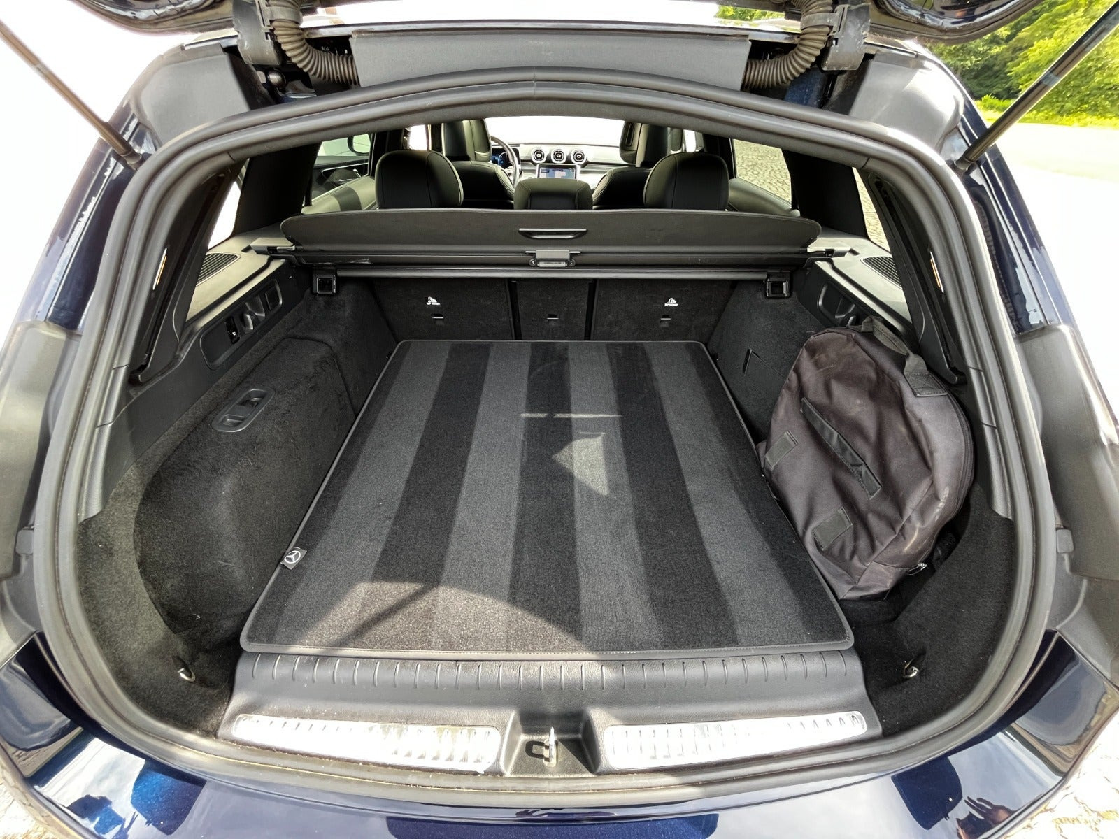 Blå Mercedes C300 e fra 2023