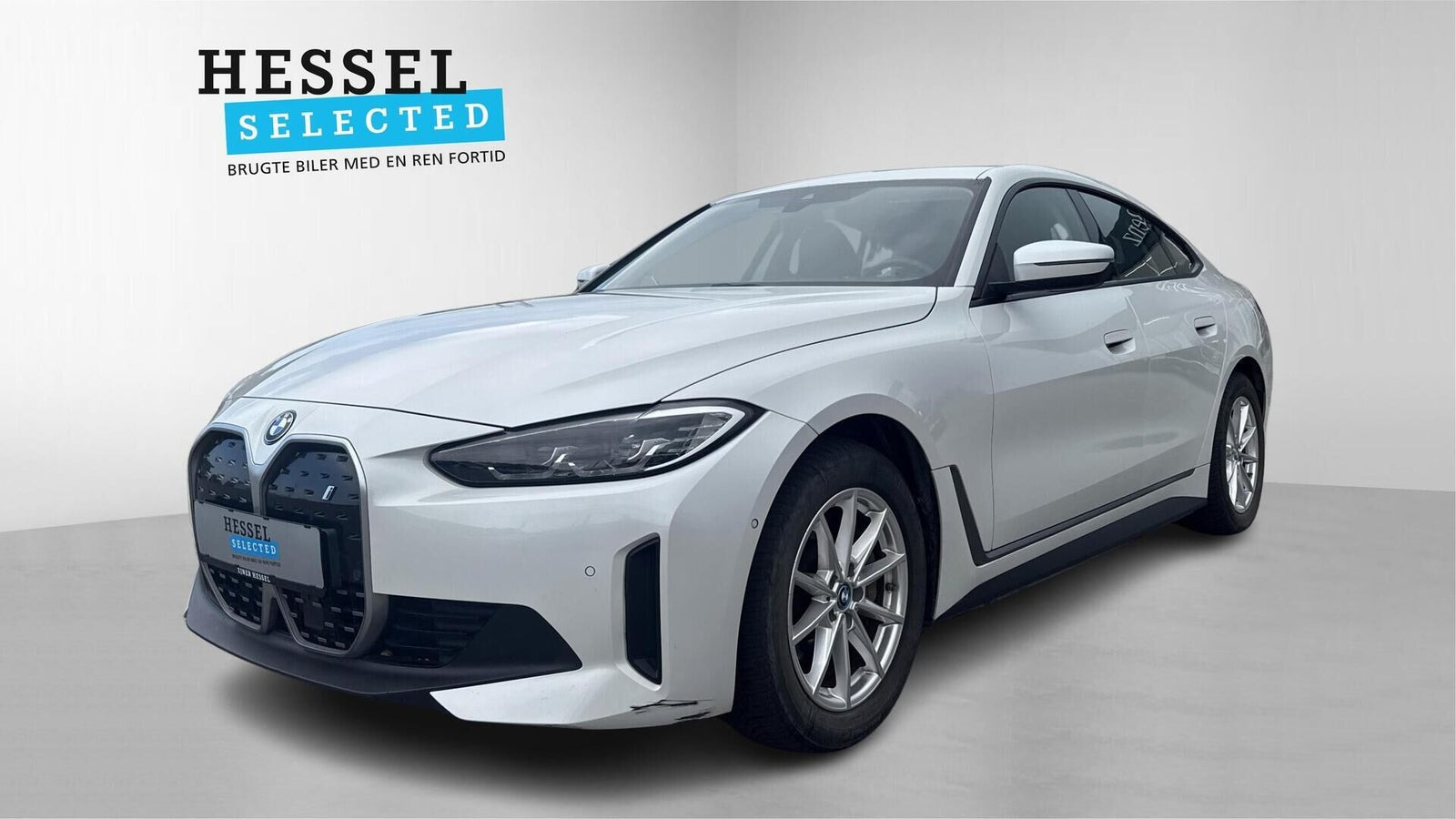 Hvid BMW i4 fra 2023 set udefra