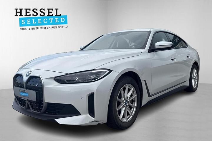 Hvid BMW i4 fra 2023 set udefra