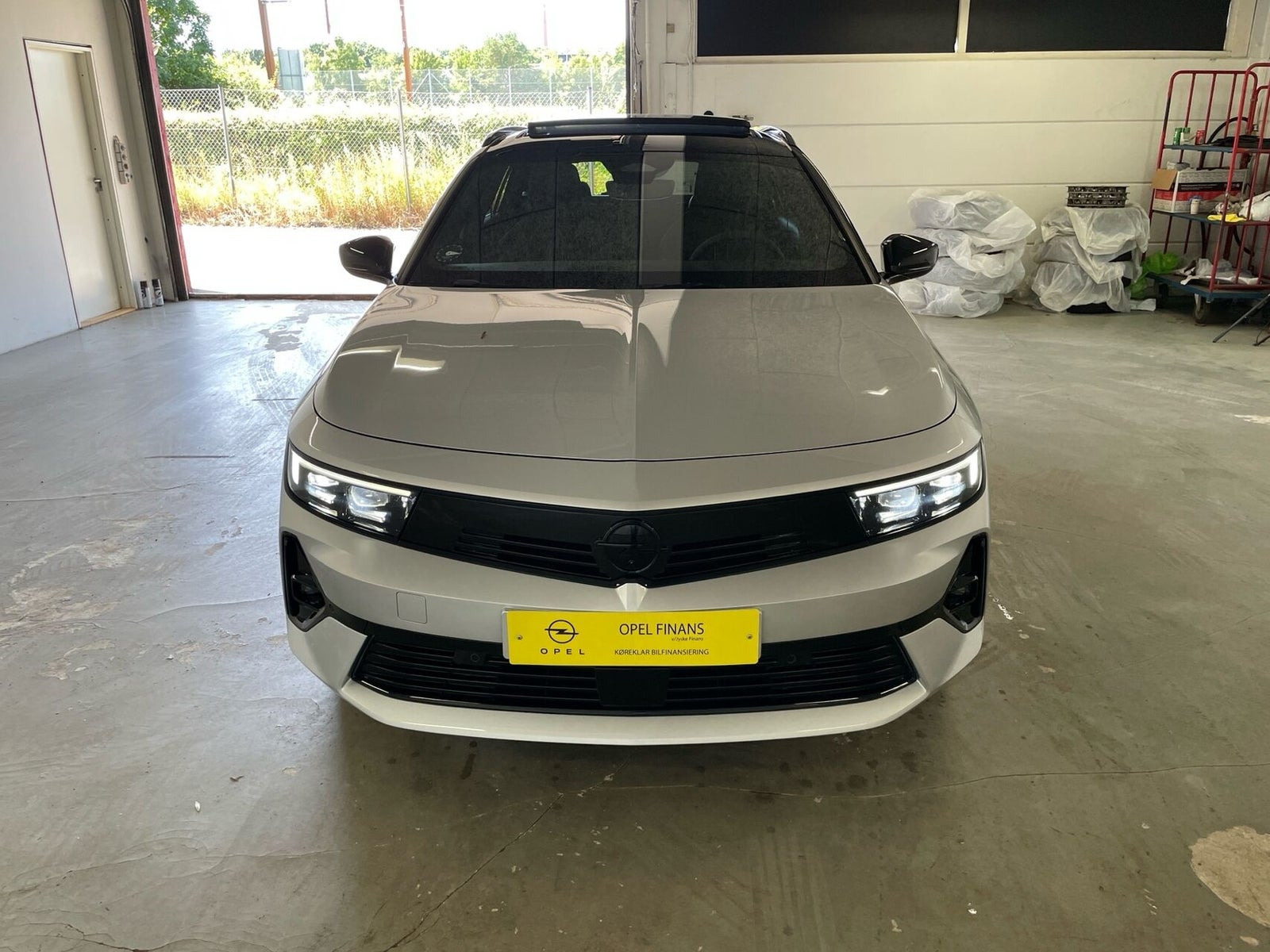 Sølv Opel Astra-e fra 2024