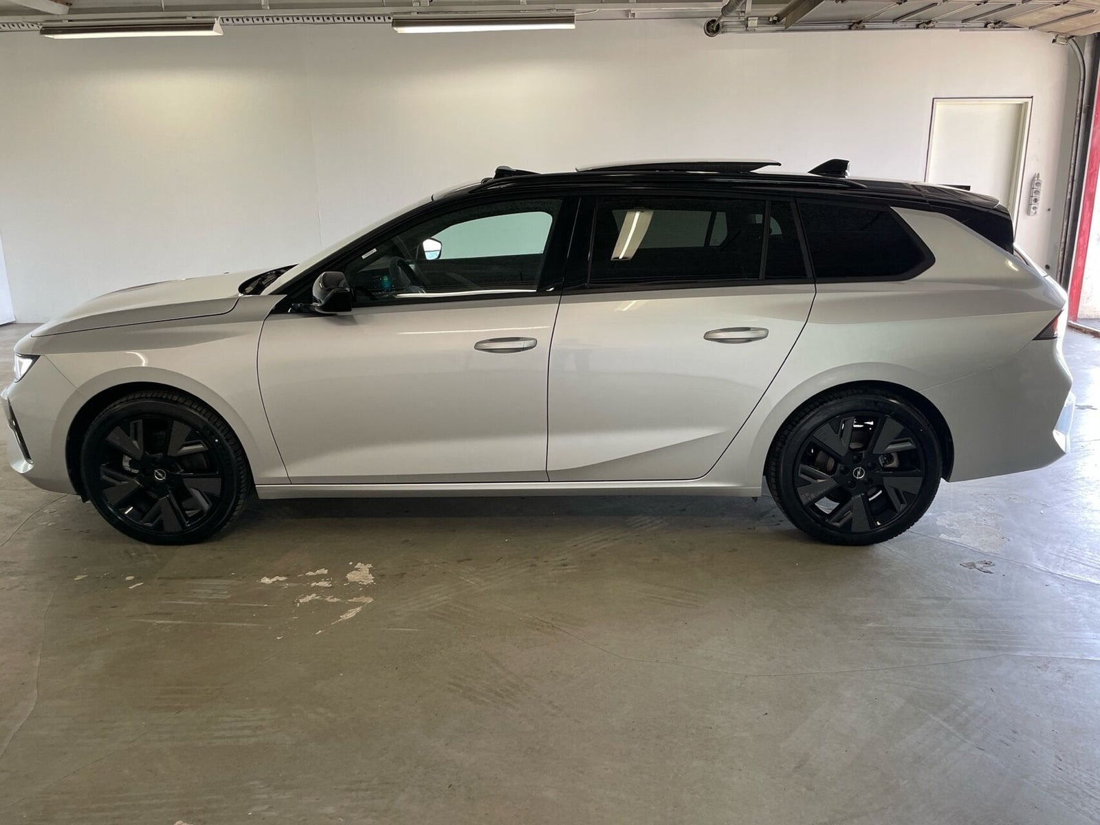 Sølv Opel Astra-e fra 2024