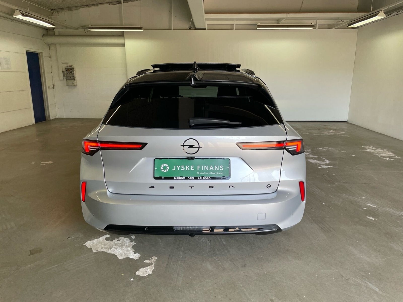 Sølv Opel Astra-e fra 2024