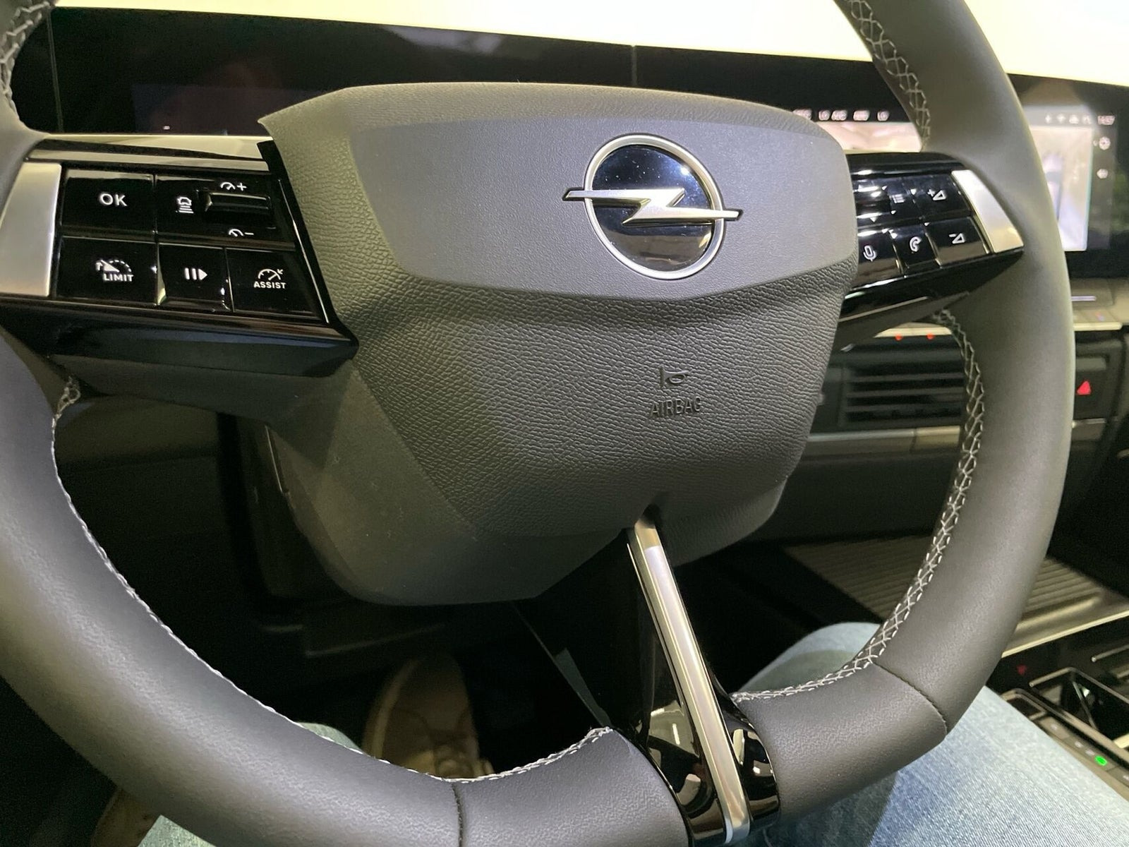 Sølv Opel Astra-e fra 2024