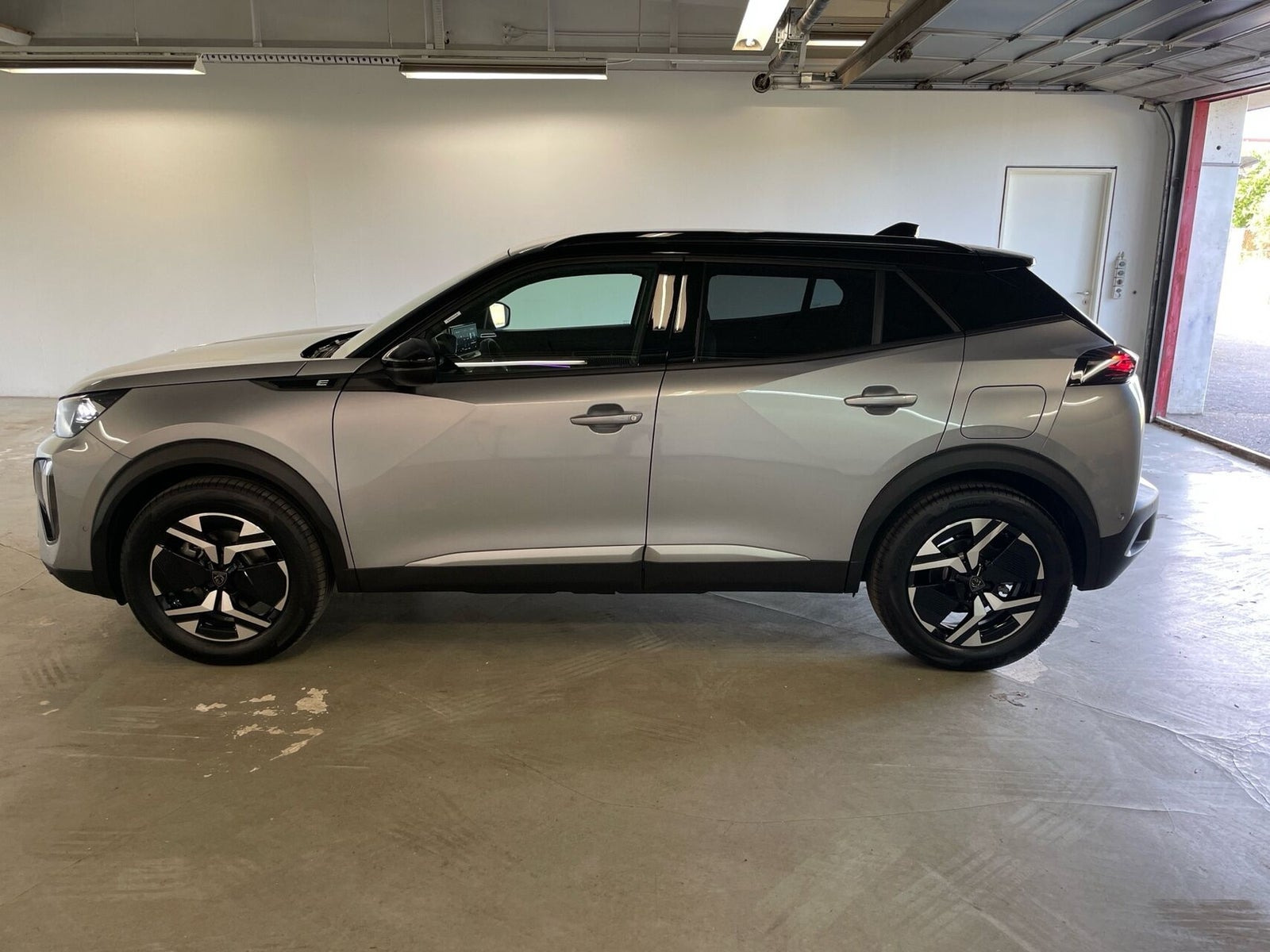 Sølv Peugeot e-2008 fra 2026