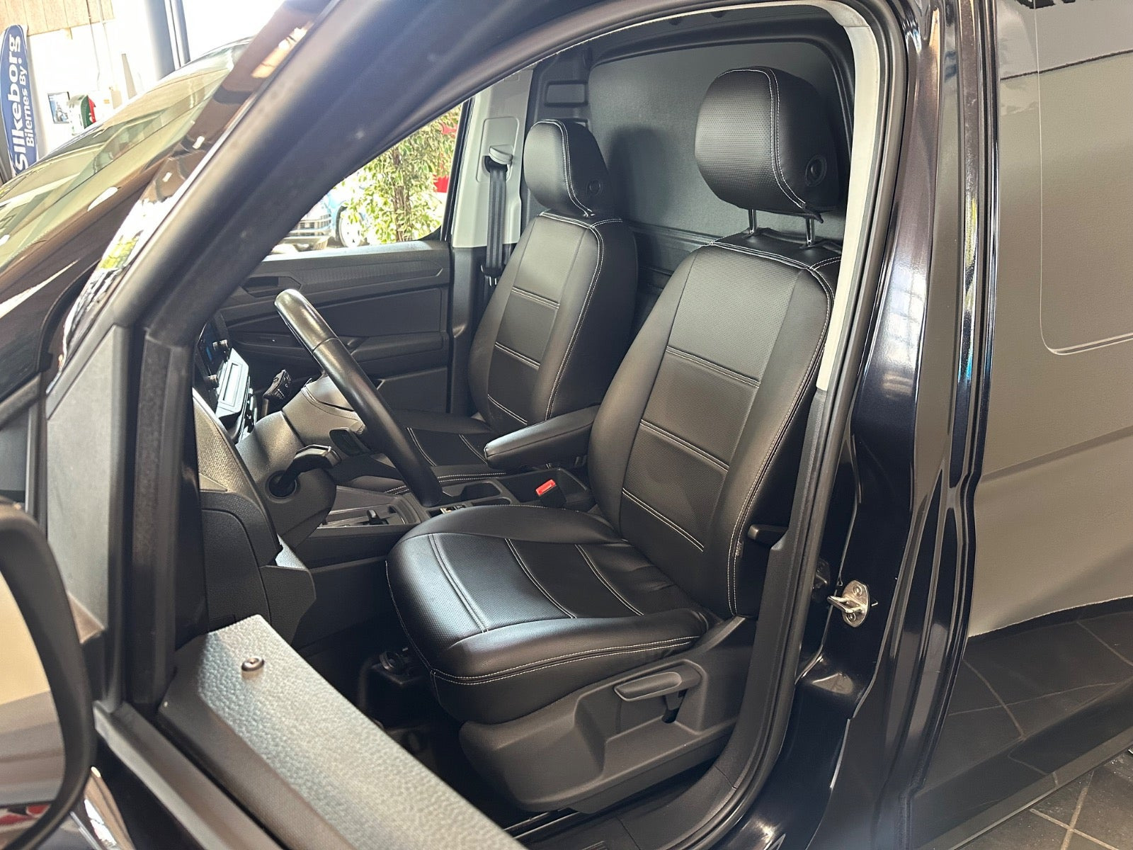 Sort VW Caddy fra 2024