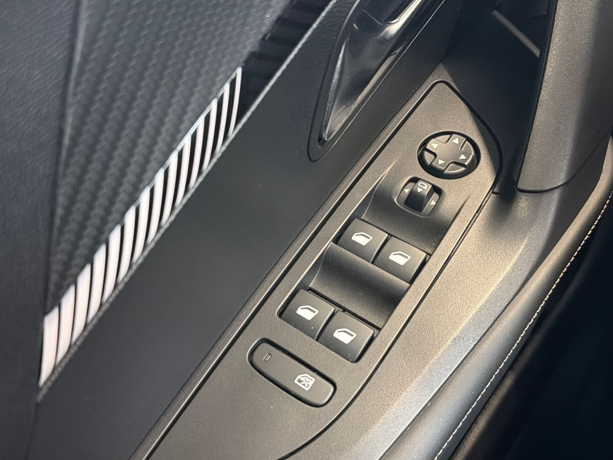 Hvid Peugeot 2008 fra 2024