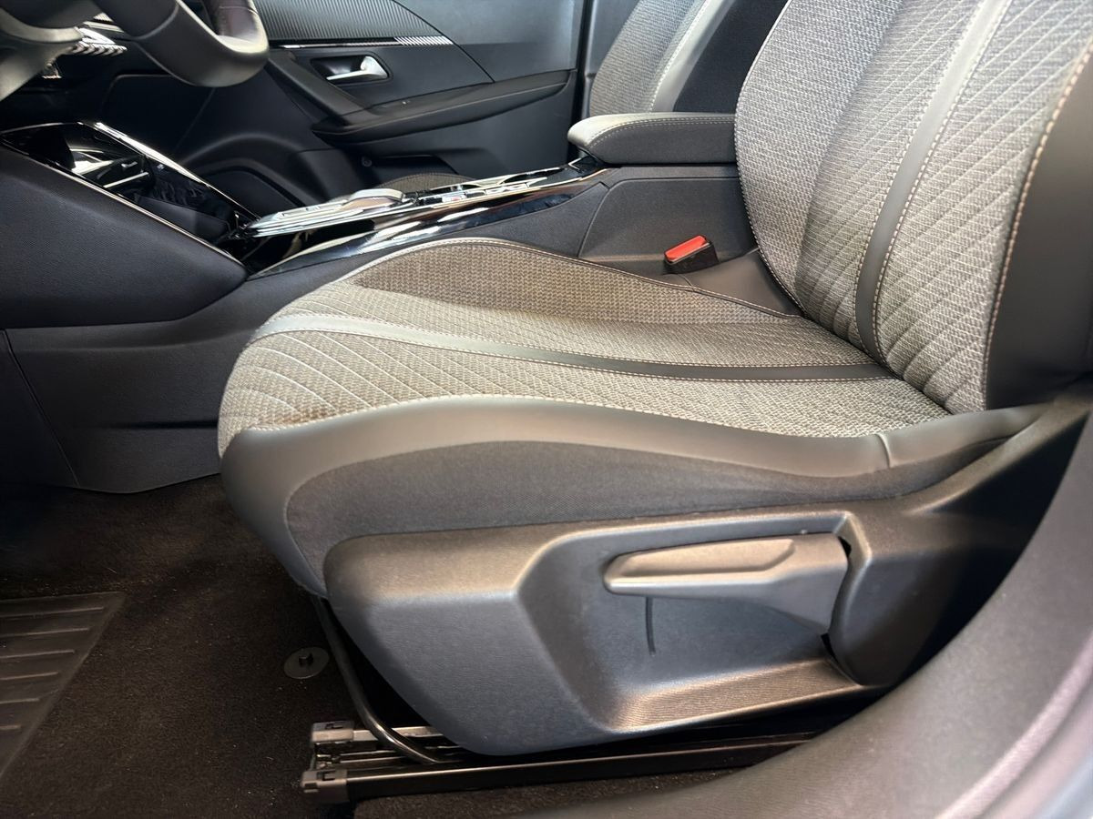 Hvid Peugeot 2008 fra 2024