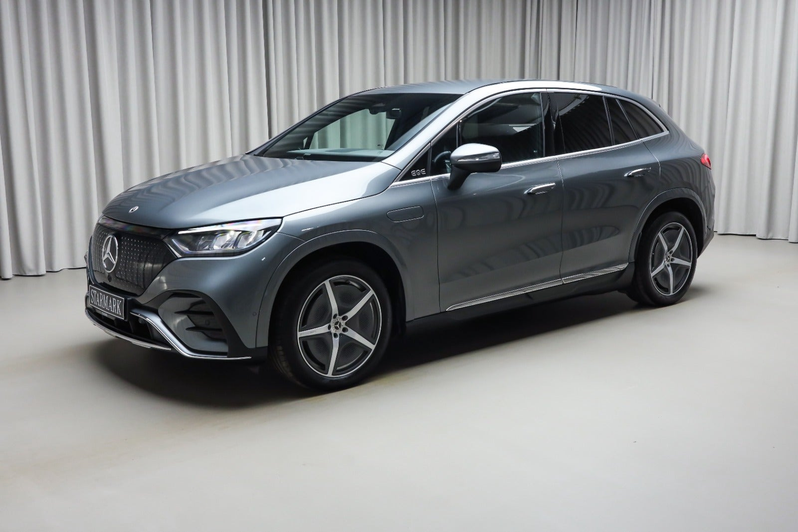 Grå Mercedes EQE350 SUV fra 2025