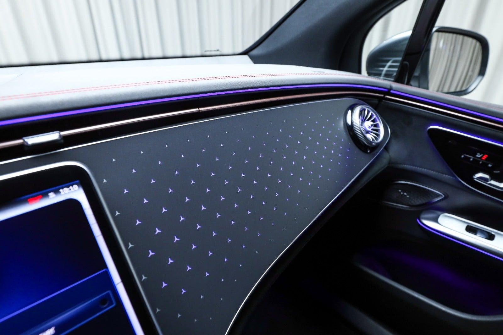 Grå Mercedes EQE350 SUV fra 2025