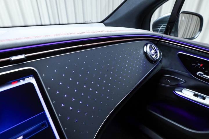 Grå Mercedes EQE350 SUV fra 2025