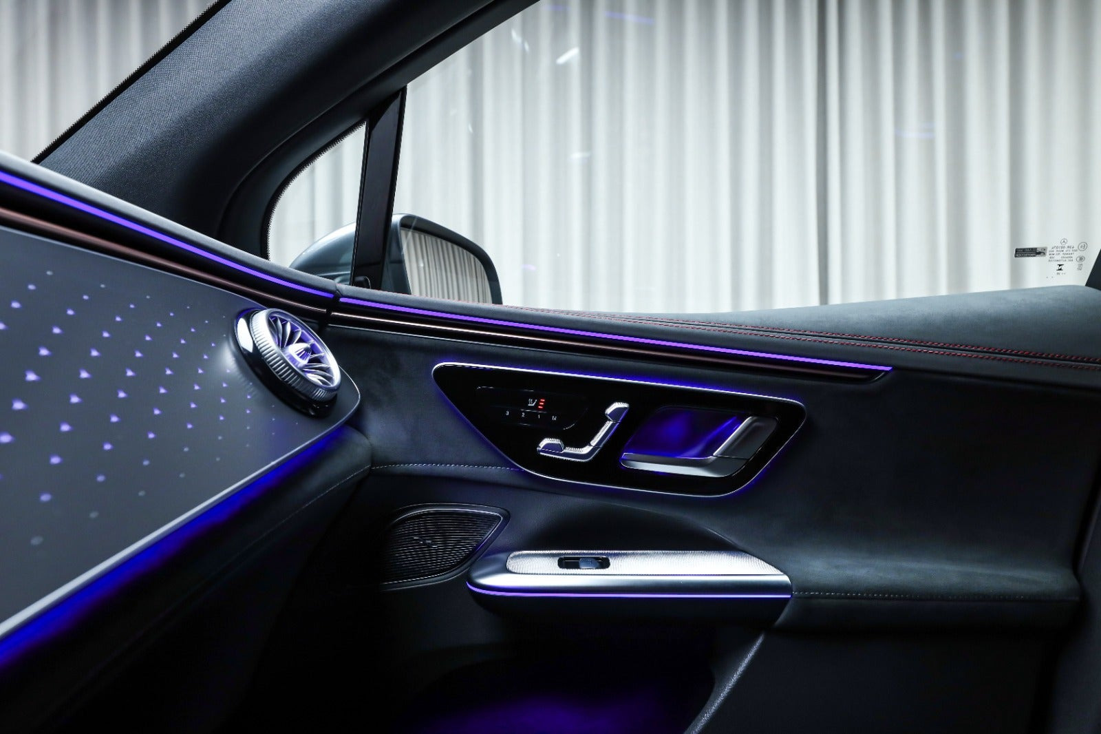 Grå Mercedes EQE350 SUV fra 2025