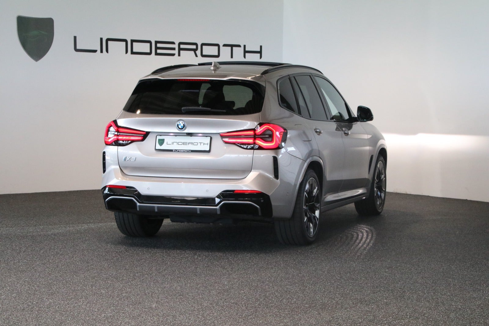 Orange BMW iX3 fra 2023
