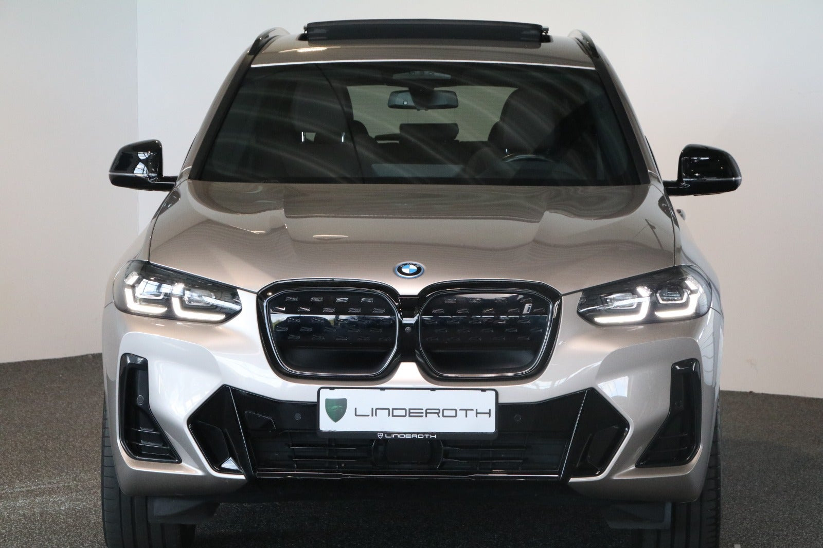 Orange BMW iX3 fra 2023