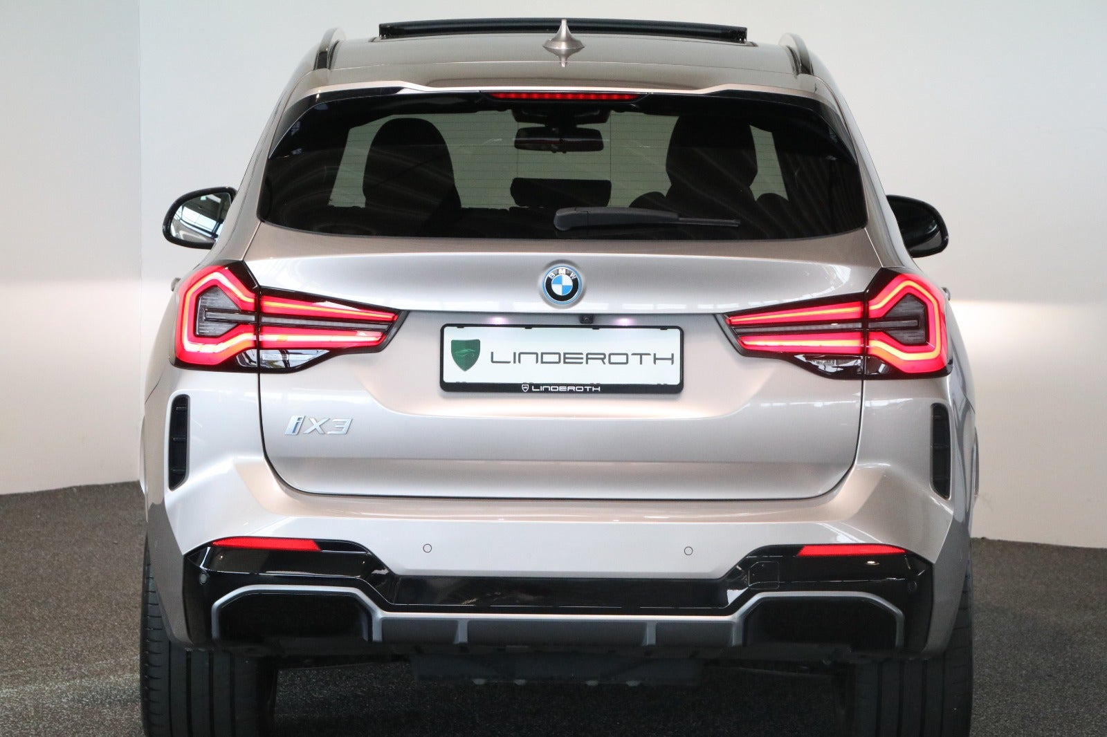 Orange BMW iX3 fra 2023