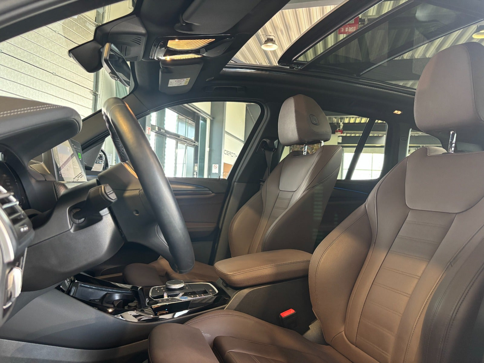 Orange BMW iX3 fra 2023