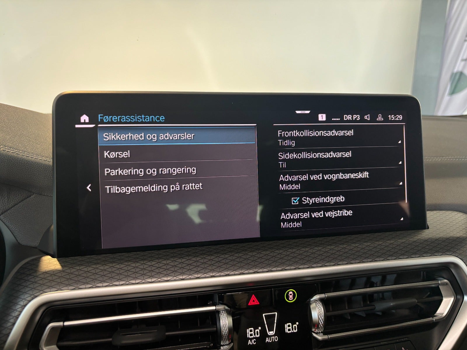 Orange BMW iX3 fra 2023