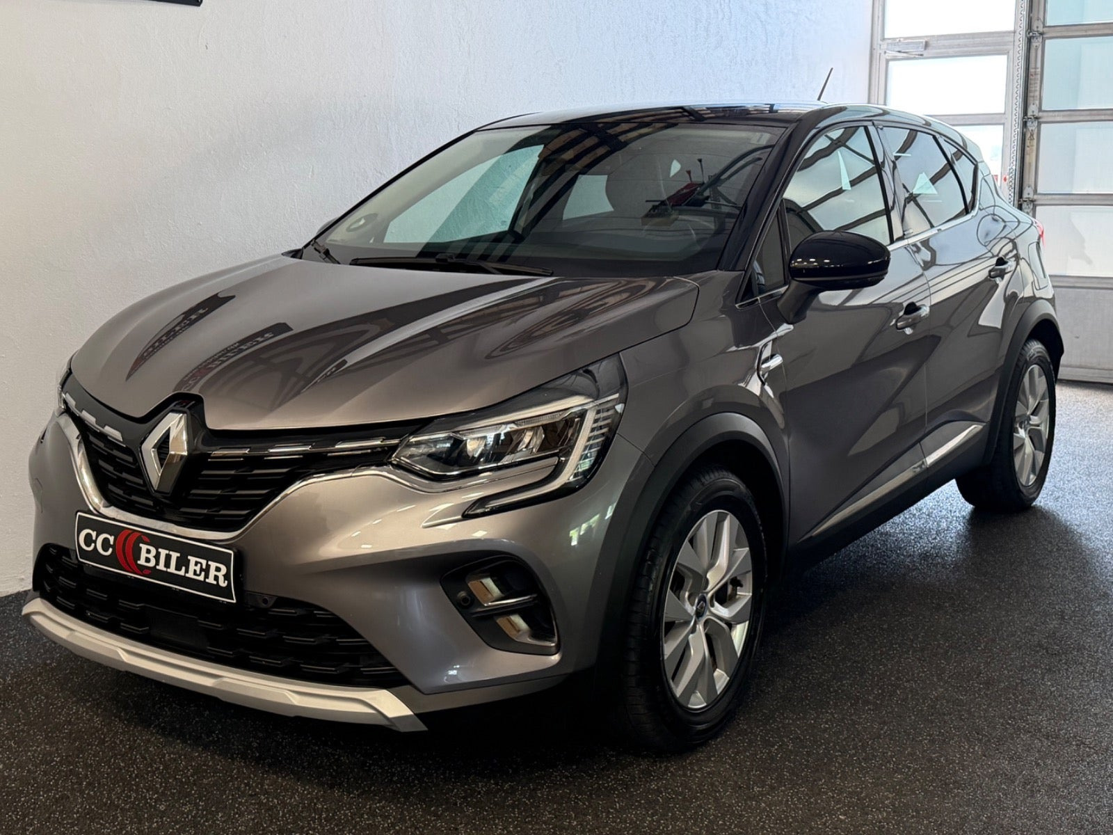 Grå Renault Captur fra 2021